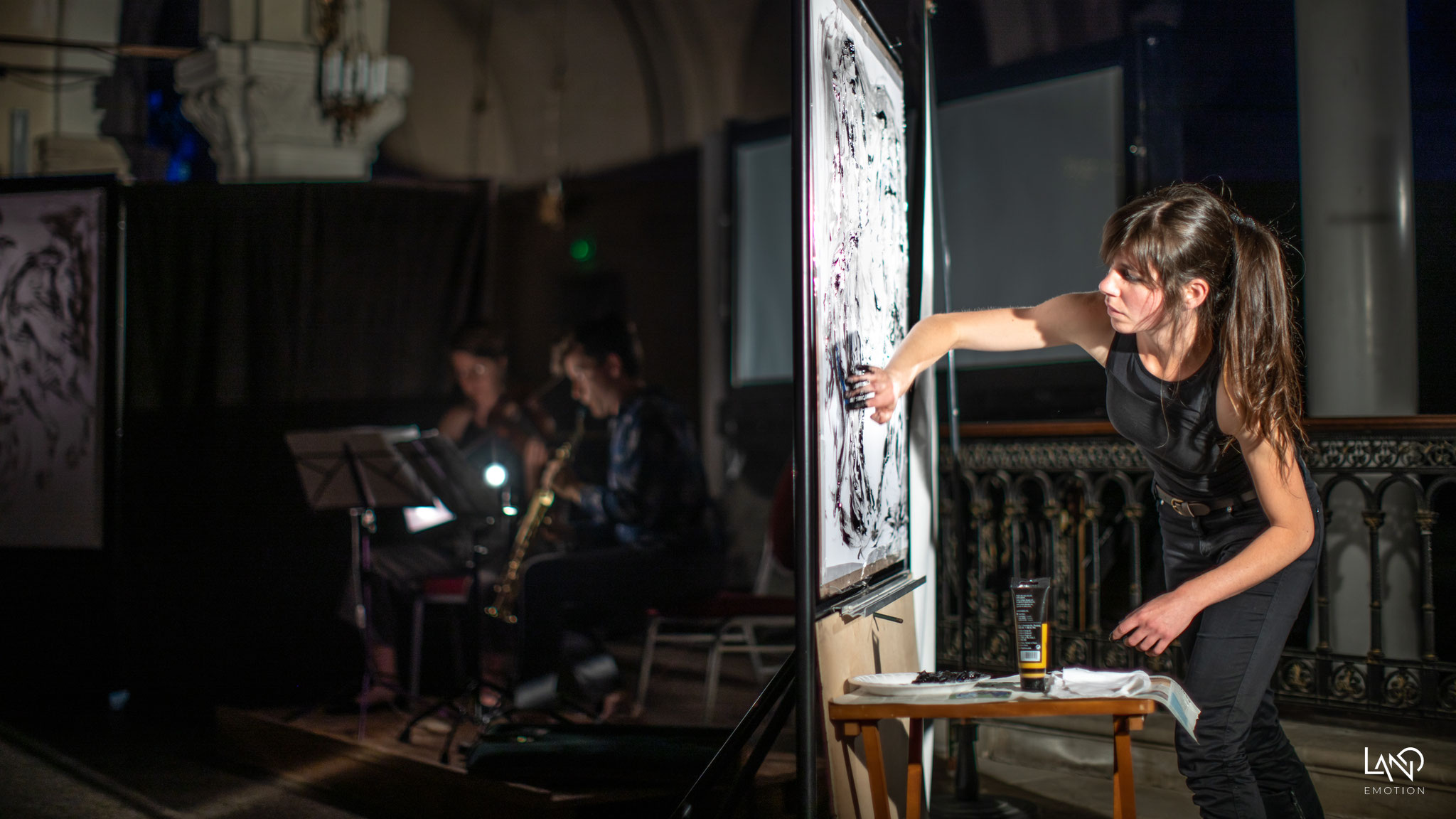 Esquisses equestres, peinture aux doigts et dessins par Héloïse Cuny