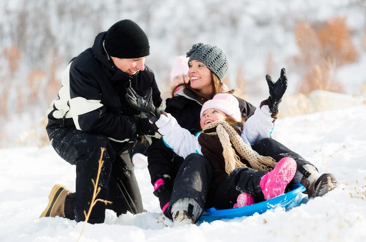 Balade en raquettes à neige et descentes en luge Balade en raquettes à neige et descentes en luge