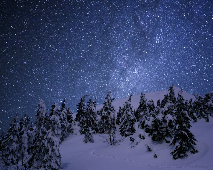 Balade en raquettes à neige, coucher de soleil et ciel étoilé Balade en raquettes à neige, coucher de soleil et ciel étoilé