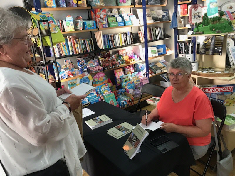 Séance de dédicace du livre Séance de dédicace du livre