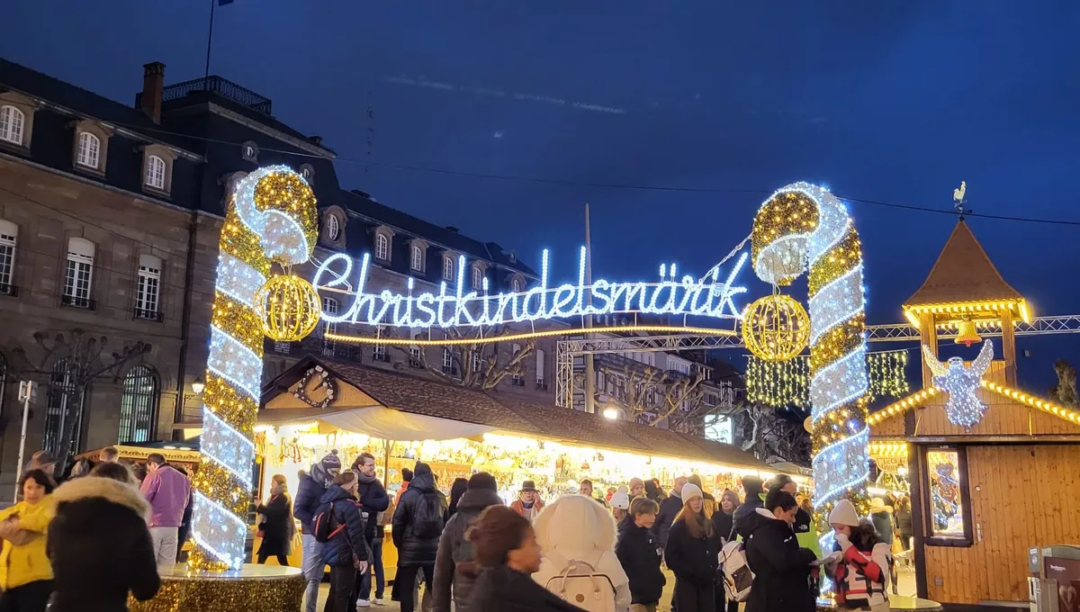 Marché de Noël à Strasbourg, sur la Place Broglie et sa célèbre porte illuminée.