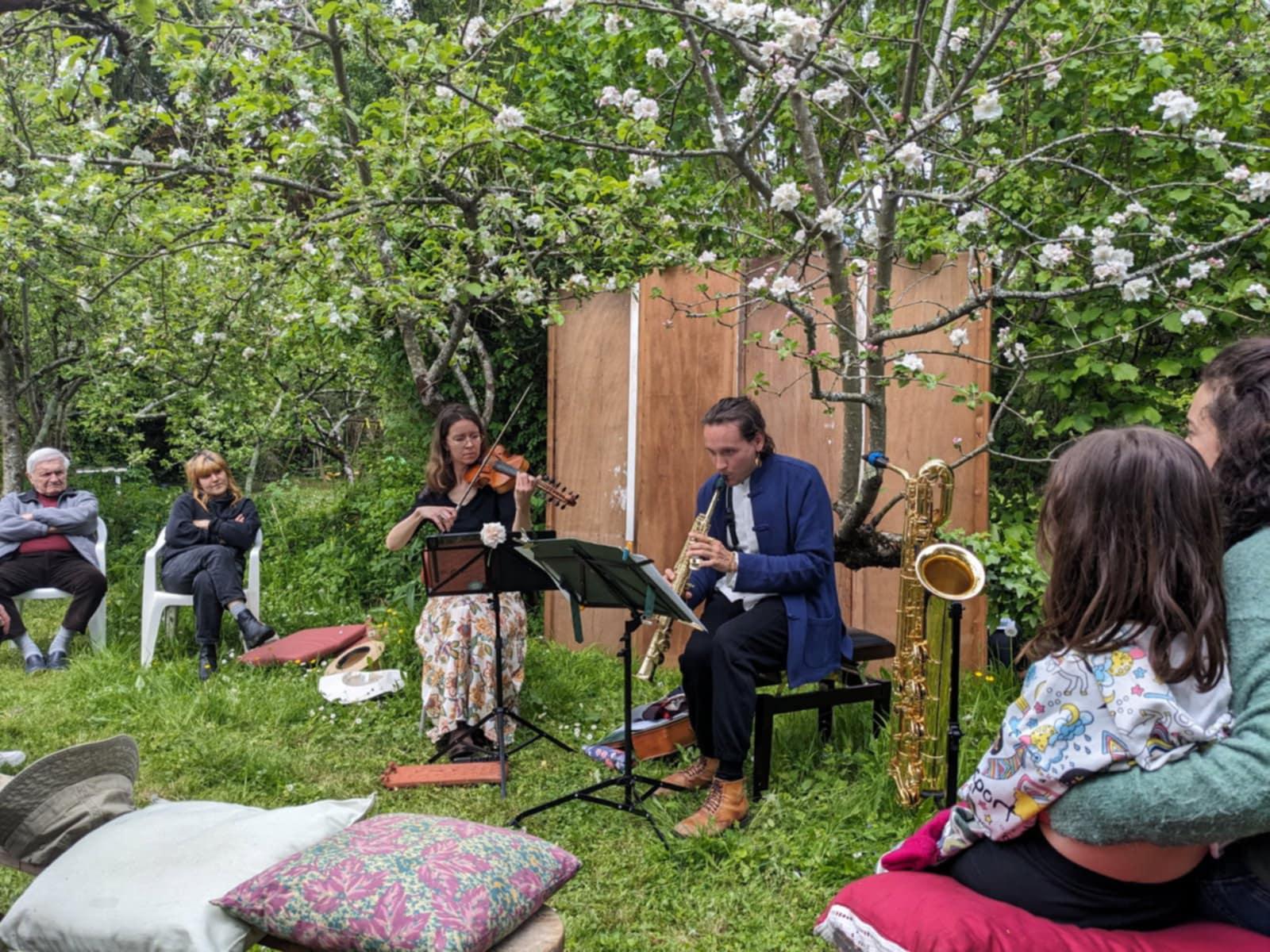 Concerts-apéritifs au Jardin du luthier:  esquissé du Duo de l’Orme