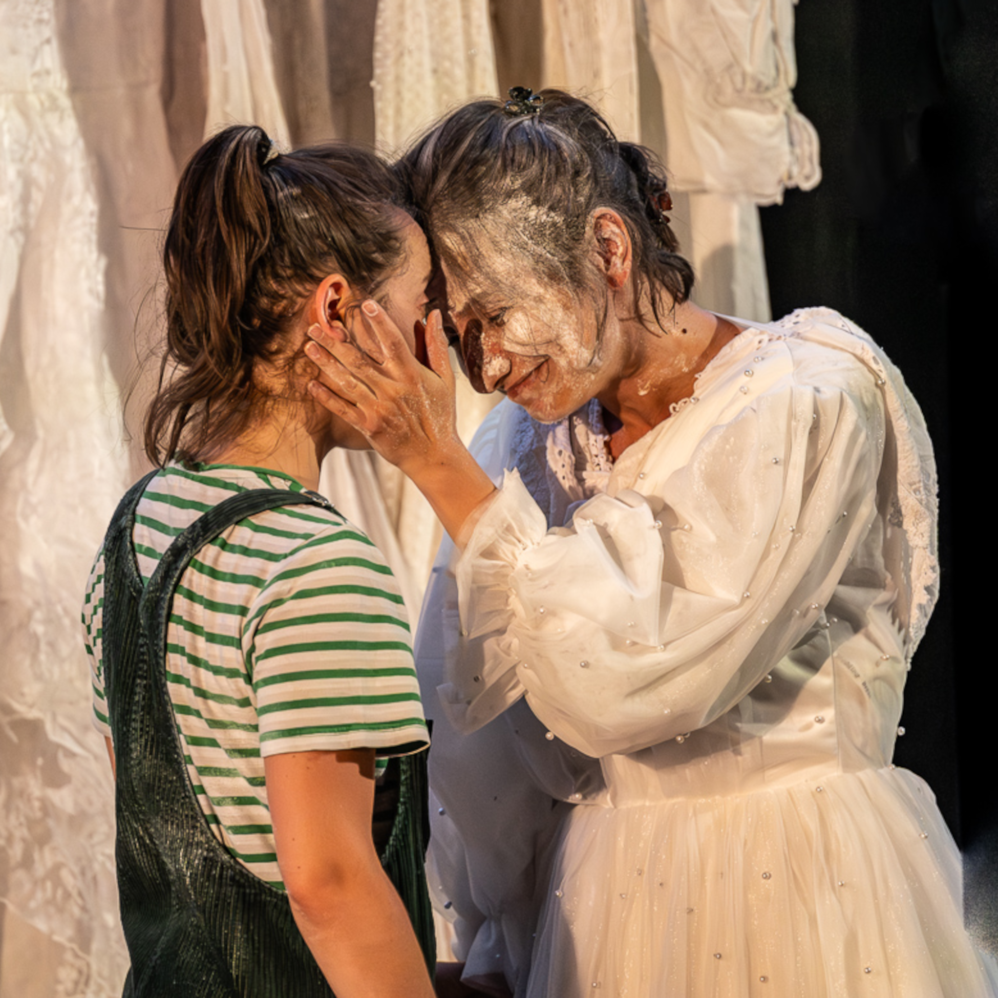 Blanches – Cie les Moissonneuses Batteuses Blanches – Cie les Moissonneuses Batteuses